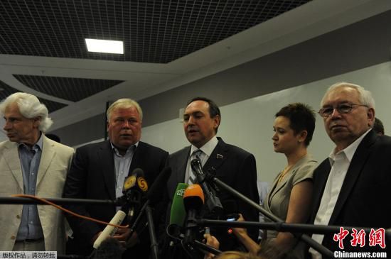 據(jù)外媒報(bào)道，美國(guó)“棱鏡”監(jiān)控計(jì)劃泄密者愛德華·斯諾登于莫斯科時(shí)間7月12日在莫斯科謝列梅捷沃機(jī)場(chǎng)與多家人權(quán)機(jī)構(gòu)代表人士舉行會(huì)談。圖為參加會(huì)談的人權(quán)代表接受媒體采訪。