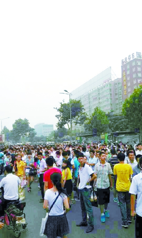 　早高峰等公交，場面蔚為壯觀（網(wǎng)友供圖）。