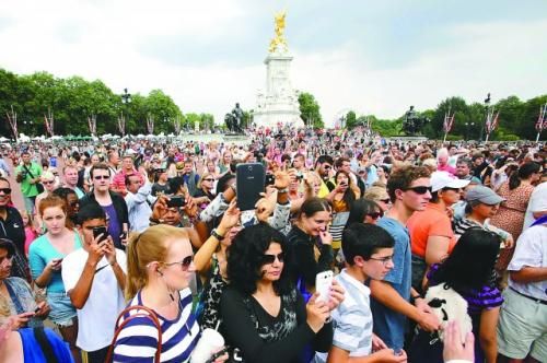 7月23日，在英國(guó)倫敦白金漢宮外，民眾們爭(zhēng)相閱讀“王室寶寶”出生的正式公告。