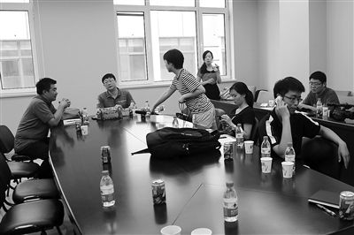 昨日，什剎海街道辦事處第四會(huì)議室，“什剎海女童練攤父親被打”事件的通氣會(huì)現(xiàn)場(chǎng)。