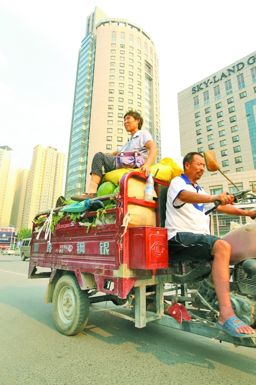 多賣瓜，瓜農(nóng)在烈日下奔波忙碌。