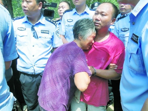 潛逃23年，歸案之時再見父母，最不能承受的究竟是誰？