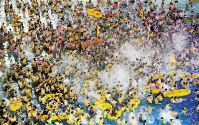 29日，湖北省武漢市，近日江城暑熱難解，人們紛紛前往水上樂園解暑，由于人數(shù)眾多，形成了“下餃子”的壯觀場面。圖/CFP