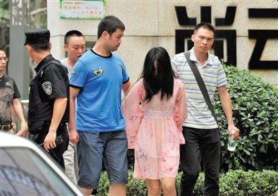 一名女犯罪嫌疑人被警方押出。新華社記者 薛玉斌 攝