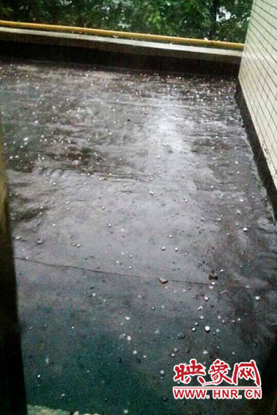 8月7日，下午鄭州高新區(qū)附近突降冰雹