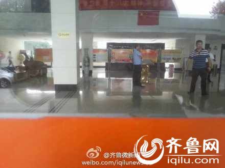 8月8號(hào)下午14時(shí)許，一女子在山東省衛(wèi)生廳辦公大樓三樓的一間辦公室內(nèi)，被一名年輕男子劫持。