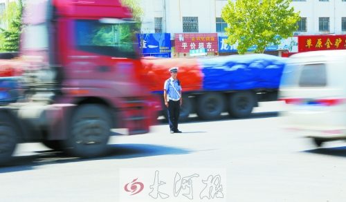 連霍高速受橋梁爆破影響禁止通車，310國道車流量迅速增加，當?shù)亟痪块T安排大量警力保障道路暢通。