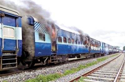 19日，撞人的火車被民眾點(diǎn)燃。