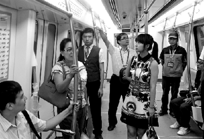 代表在體驗(yàn)運(yùn)行的地鐵。