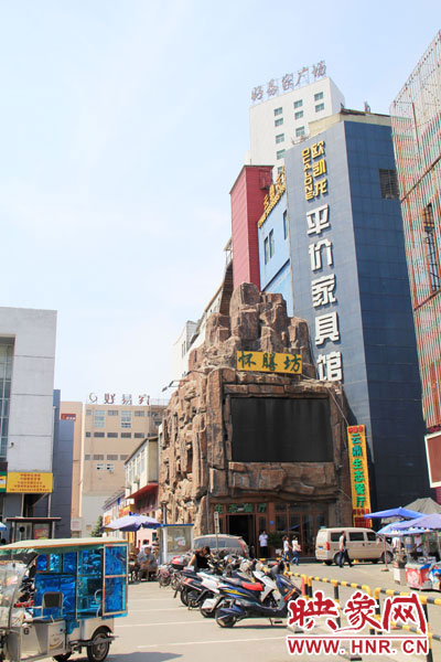 在該酒店一層的入口處，屹立著一座4層樓高的假山，氣勢雄偉。