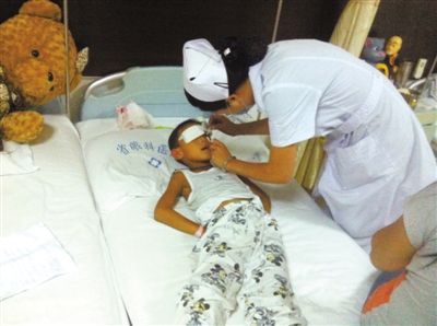 昨日傍晚，山西省眼科醫(yī)院醫(yī)生給斌斌點了兩次“眼藥水”。