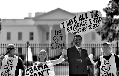 2日，反戰(zhàn)人士在白宮前高舉標(biāo)語(yǔ)，抗議美國(guó)可能對(duì)敘動(dòng)武。