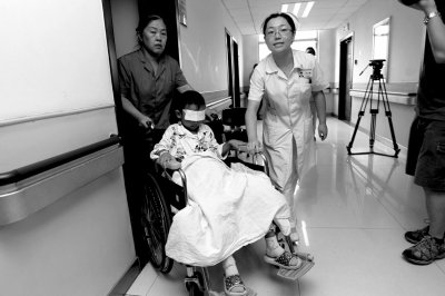 昨天，斌斌被推出病房，準(zhǔn)備換藥。記者 譚青/攝