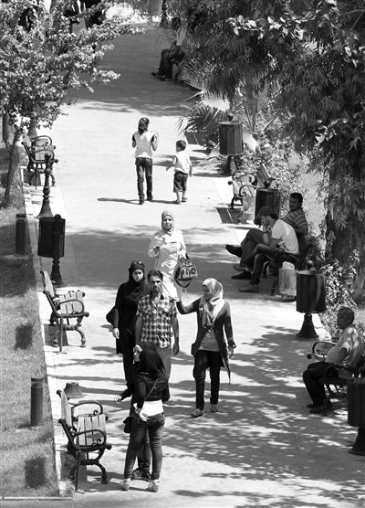 9月5日，敘利亞首都大馬士革，市民在街頭的一處公園內散步。