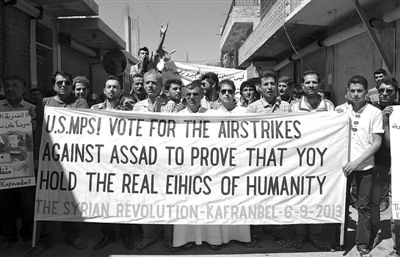 6日，敘利亞西北部的民眾打出橫幅，要求美國(guó)對(duì)敘動(dòng)武。