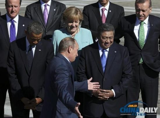 奧巴馬低頭不看普京，普京也閉眼做鬼臉并攤手表無奈。