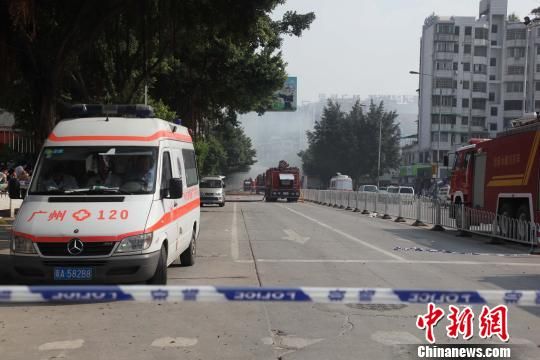 救護(hù)車現(xiàn)場待命?！「邩s權(quán)　攝