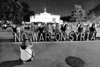 10日，華盛頓，美國反戰(zhàn)民眾在白宮前抗議對敘動武。