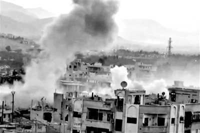 　10日公布的視頻顯示，敘利亞大馬士革地區(qū)，樓房遭重型火炮襲擊，現(xiàn)場濃煙滾滾。