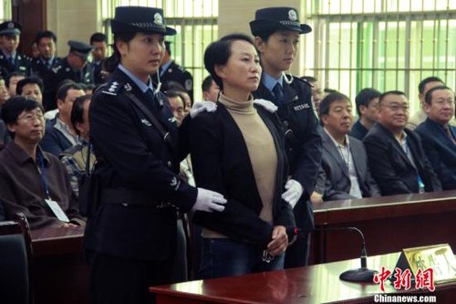 9月24日上午8時(shí)30分，陜西“房姐”龔愛愛涉嫌偽造、買賣國(guó)家機(jī)關(guān)證件一案，在陜西靖邊縣人民法院公開