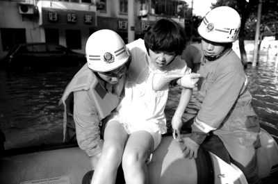 10月10日，前來余姚支援的杭州消防支隊(duì)武警官兵在南西路幫助轉(zhuǎn)移被困群眾。新華社發(fā)