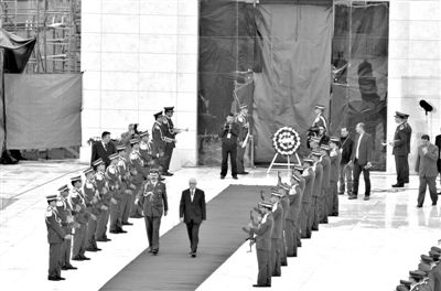 2012年11月27日，開棺檢驗阿拉法特尸骨后，巴方為其舉辦重新安葬儀式。