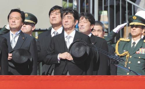 　27日上午，日本首相安倍晉三在琦玉縣的自衛(wèi)隊(duì)朝霞訓(xùn)練場出席陸上自衛(wèi)隊(duì)年度閱兵式
