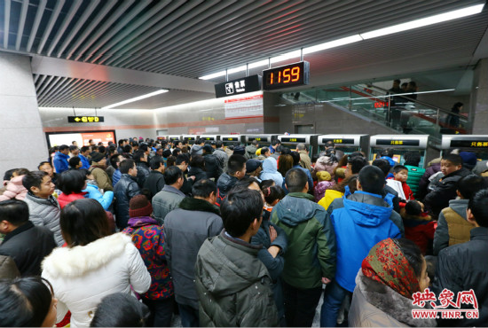 11點(diǎn)59分，紫金山地鐵站售票機(jī)前擠滿(mǎn)了買(mǎi)票的市民，場(chǎng)面如同春運(yùn)