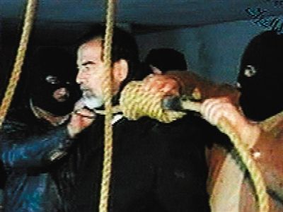 警衛(wèi)給薩達姆套上絞刑工具。