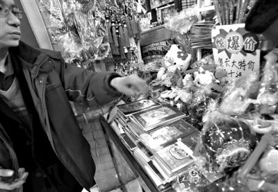 12月27日，世紀天鼎購物廣場的一位商戶表示，今年的賀卡明顯沒有前幾年好賣。新京報記者 王貴彬 攝