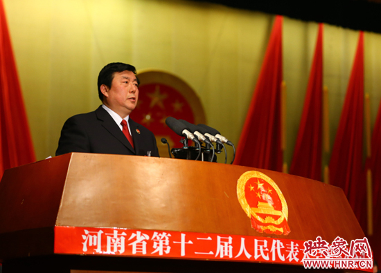 省人民檢察院檢察長(zhǎng)蔡寧向大會(huì)作工作報(bào)告。