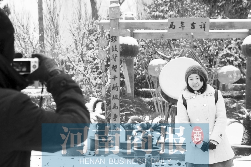 紫荊山公園里布置喜慶，引來不少游客合影留念。記者 楊東華/攝