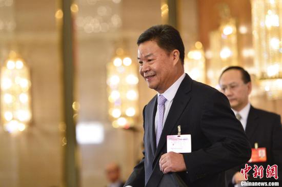 呂新華向中外媒體介紹本次大會(huì)有關(guān)情況并回答記者提問(wèn)。中新社發(fā) 廖攀 攝