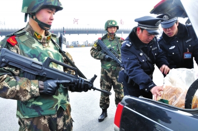 圖為武警配合民警開展安保檢查。
