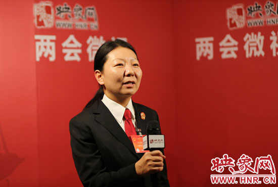 在映象網(wǎng)全國兩會(huì)北京演播室，全國人大代表、寶豐縣鬧店鎮(zhèn)法庭庭長朱正栩做客《兩會(huì)微視》訪談。