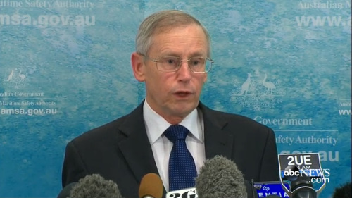 澳大利亞海事局官員正在介紹關于馬航失聯(lián)客機的搜索情況。