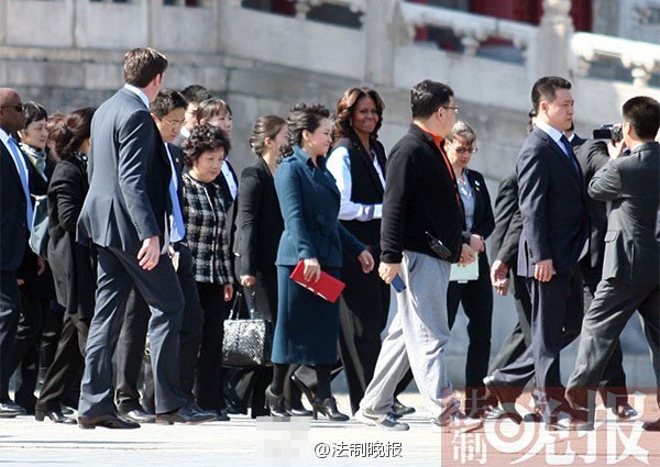 　　3月21日上午，美國總統(tǒng)夫人米歇爾參觀故宮，彭麗媛陪同。彭麗媛一身湖藍(lán)色裙裝，米歇爾黑白色職業(yè)裝