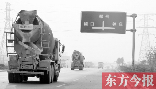 3月25日，兩輛水泥罐車在鄭汴物流通道行駛。大車“橫行”的道路上極易發(fā)生各種交通事故