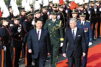 30日，習(xí)近平在會(huì)見比利時(shí)國王菲利普前，出席菲利普國王在王宮廣場舉行的隆重歡迎儀式。新華社發(fā)