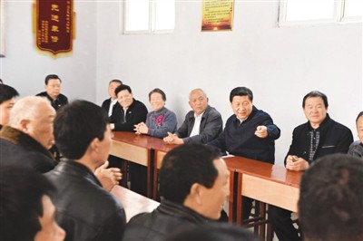 3月17日，習(xí)近平在河南省蘭考縣東壩頭鄉(xiāng)張莊村村委會與干部群眾座談，聽取意見和建議。