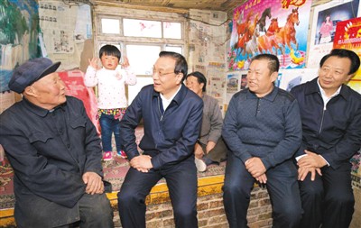 3月27日，李克強(qiáng)在內(nèi)蒙古自治區(qū)翁牛特旗橋頭鎮(zhèn)太平莊村看望貧困戶。