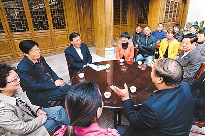 3月23日，劉云山在陜西省咸陽市禮泉縣煙霞鎮(zhèn)袁家村與基層干部群眾座談，聽取對教育實踐活動的意見建議。