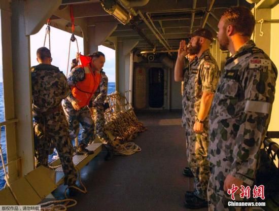 　據(jù)澳大利亞海軍4月11日發(fā)布的圖片顯示，中澳海軍海上聯(lián)合搜尋失聯(lián)客機(jī)。據(jù)悉，澳大利亞總理當(dāng)天表示，澳方執(zhí)行搜尋失聯(lián)客機(jī)任務(wù)的搜救人員已獲知黑匣子的大致位置。