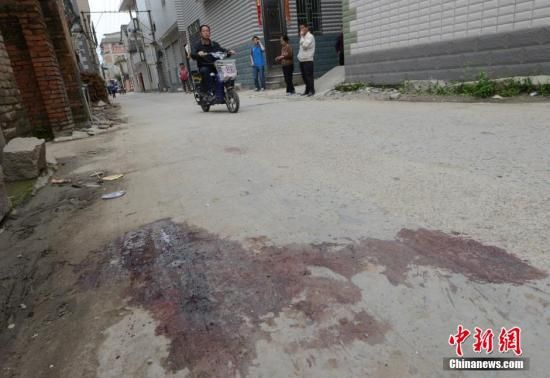 4月28日，福建省福州市閩侯縣發(fā)生一起惡性駕車撞人事件，圖為事發(fā)現(xiàn)場血跡斑斑。中新社發(fā) 劉可耕 攝