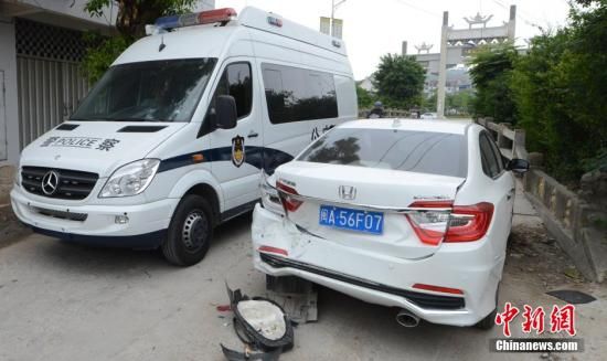  4月28日，福建省福州市閩侯縣發(fā)生一起惡性駕車撞人事件，圖為被撞車輛損毀嚴重。經(jīng)初查，該肇事男子叫林某新（漢族，37歲，福州長樂人），因婚姻問題，情緒失控，駕車從閩侯縣青口鎮(zhèn)往尚干鎮(zhèn)方向，沿奔馳大道行駛，連續(xù)撞人。中新社發(fā) 劉可耕 攝