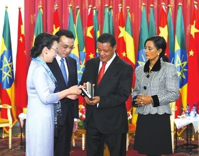 李克強(qiáng)總理與夫人程虹當(dāng)?shù)貢r(shí)間6日上午同埃塞總統(tǒng)穆拉圖夫婦在國(guó)家宮會(huì)見。會(huì)見后，程虹將自己的著作和譯著贈(zèng)送給姆拉圖總統(tǒng)夫婦。