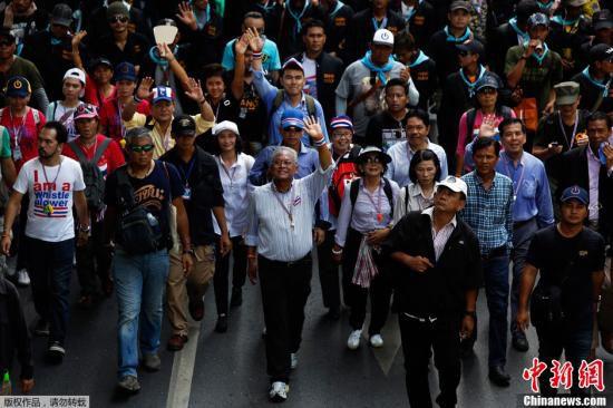 5月9日，泰國(guó)反政府示威者在素帖（中）的領(lǐng)導(dǎo)下在曼谷市中心游行。