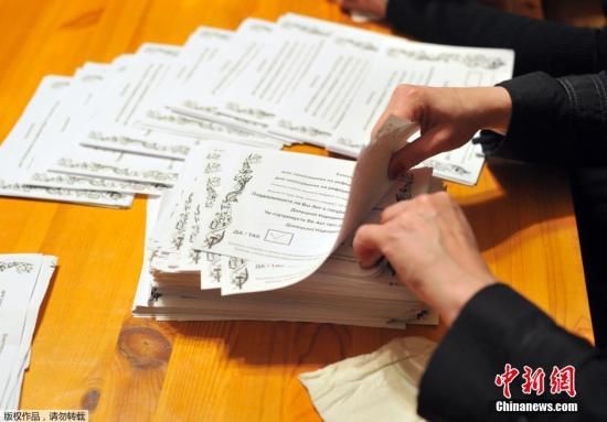 　　當(dāng)?shù)貢r間2014年5月11日，烏克蘭東部地區(qū)選舉工作人員開始公投計票工作。