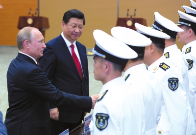 習(xí)近平與普京共同出席中俄聯(lián)合軍演開幕式。