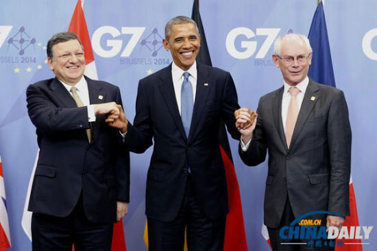 資料圖：6月4日，歐洲理事會(huì)主席范龍佩（右）和歐盟委員會(huì)主席巴羅佐（左）在會(huì)場(chǎng)門口歡迎前來(lái)與會(huì)的美國(guó)總統(tǒng)奧巴馬。由歐盟主持的七國(guó)集團(tuán)領(lǐng)導(dǎo)人會(huì)晤4日晚間在布魯塞爾開(kāi)幕，烏克蘭問(wèn)題成為本次峰會(huì)核心議題。（新華社發(fā) 歐盟理事會(huì)供圖）